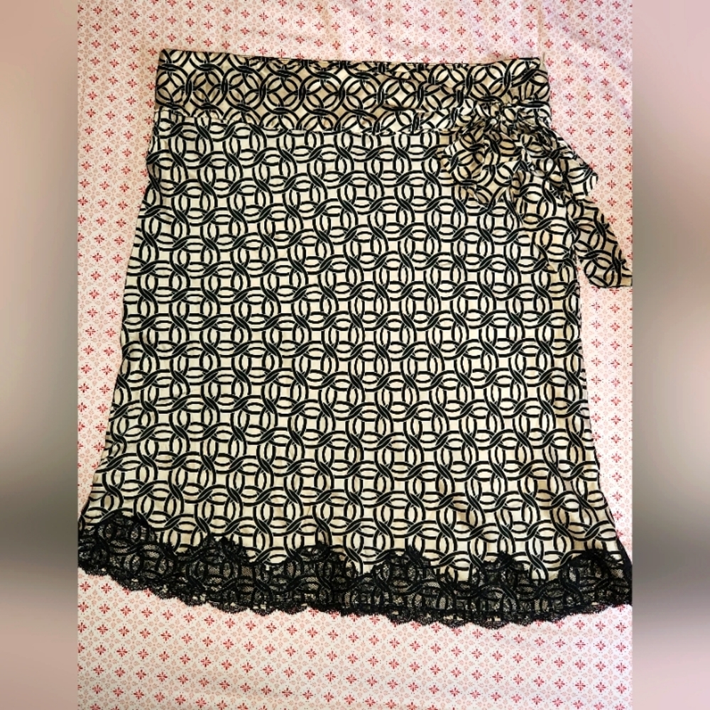 Alice & Trixie brand size L 100% silk cream colored skirt with black lace trim